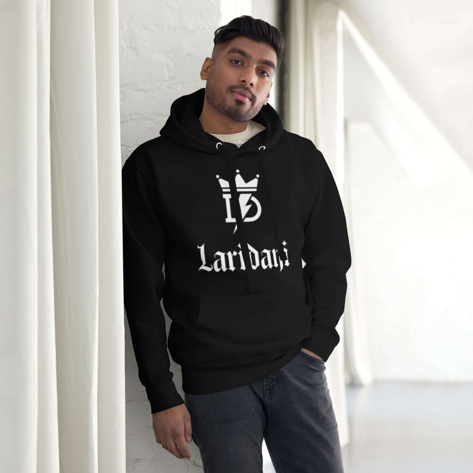 Schwarzer Hoodie mit weißem Laridani-Logo und Kronen-Design, Unisex-Kapuzenpullover