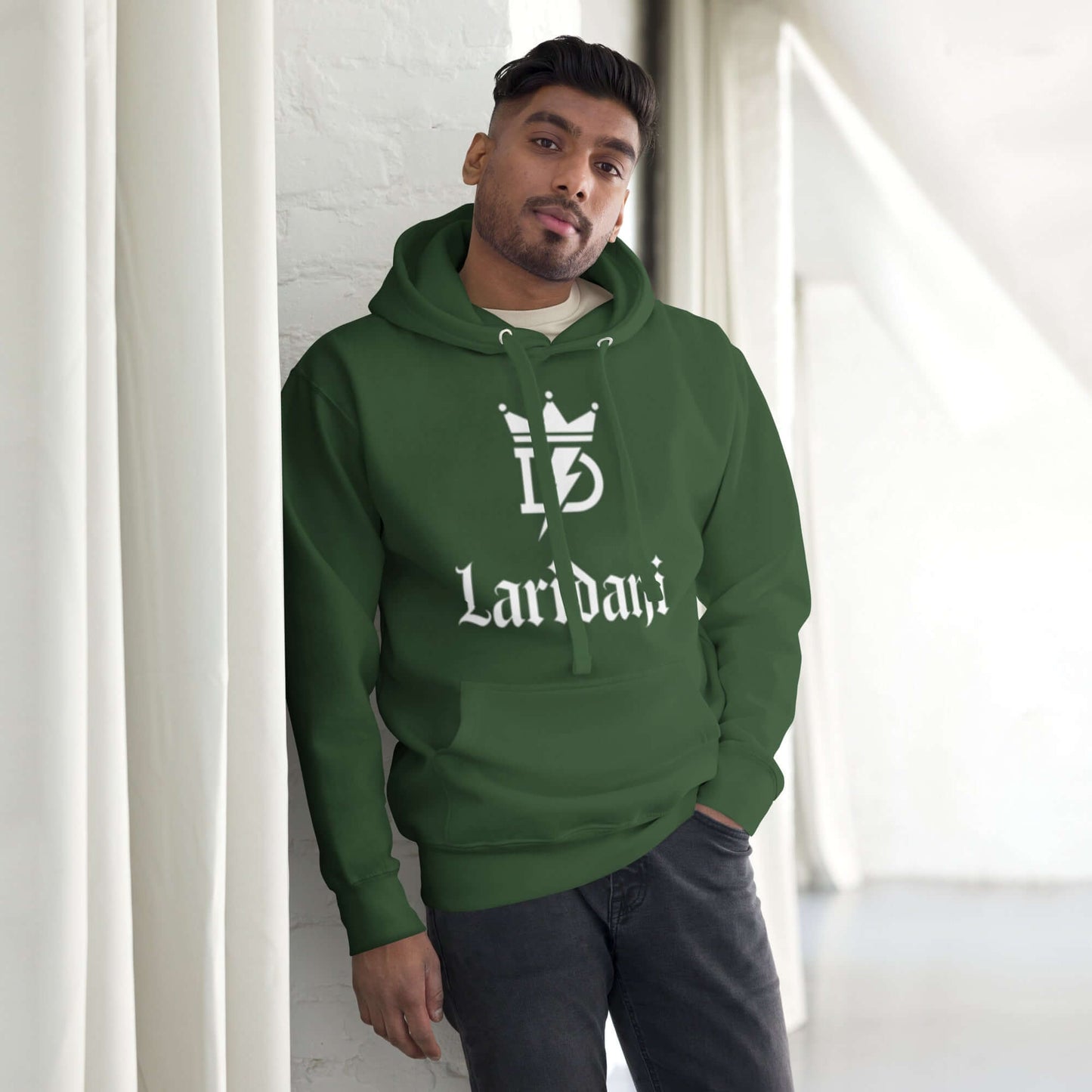 Grüner Hoodie mit weißem Laridani-Logo und Kronen-Design, Unisex-Kapuzenpullover