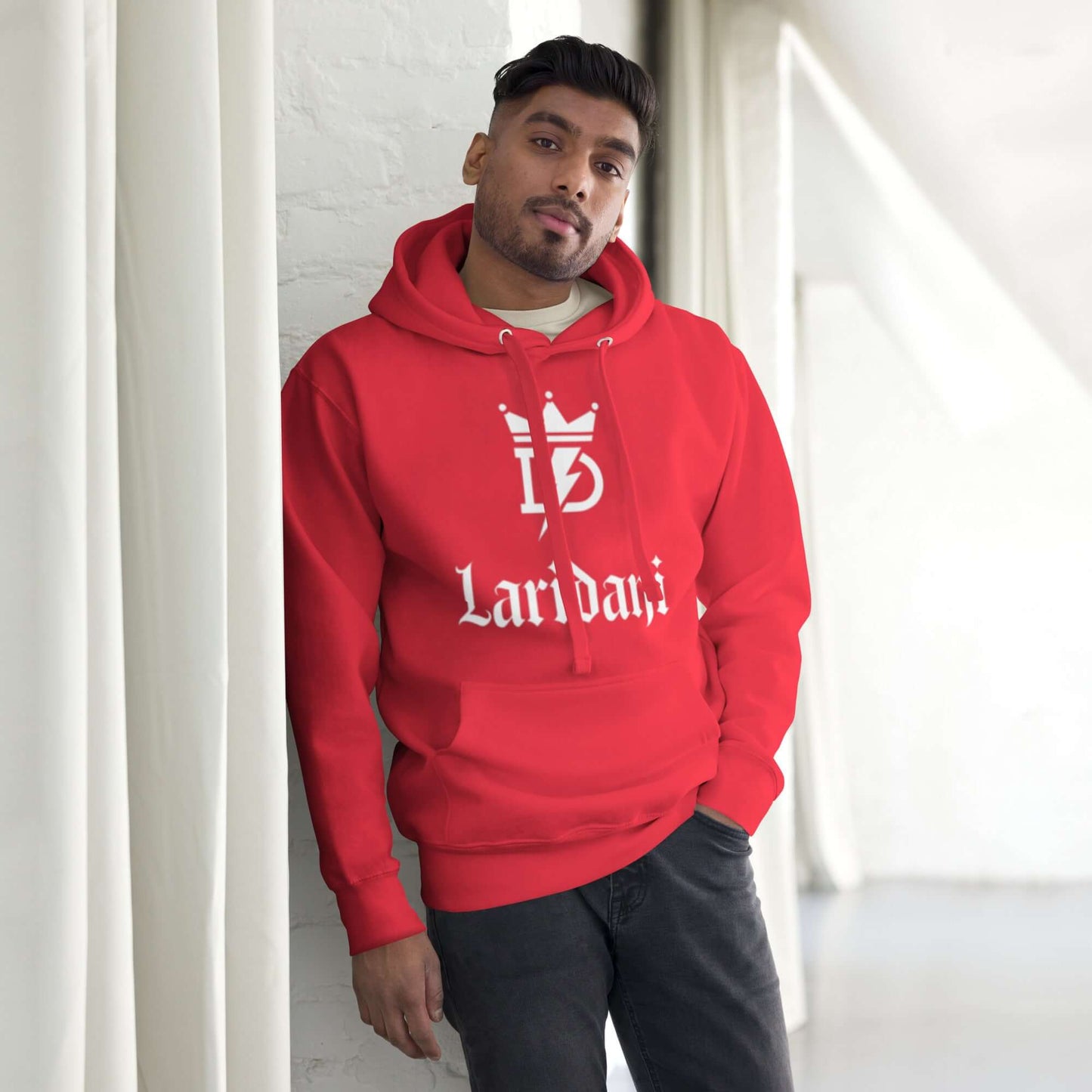 Roter Hoodie mit weißem Laridani-Logo und Kronen-Design, Unisex-Kapuzenpullover