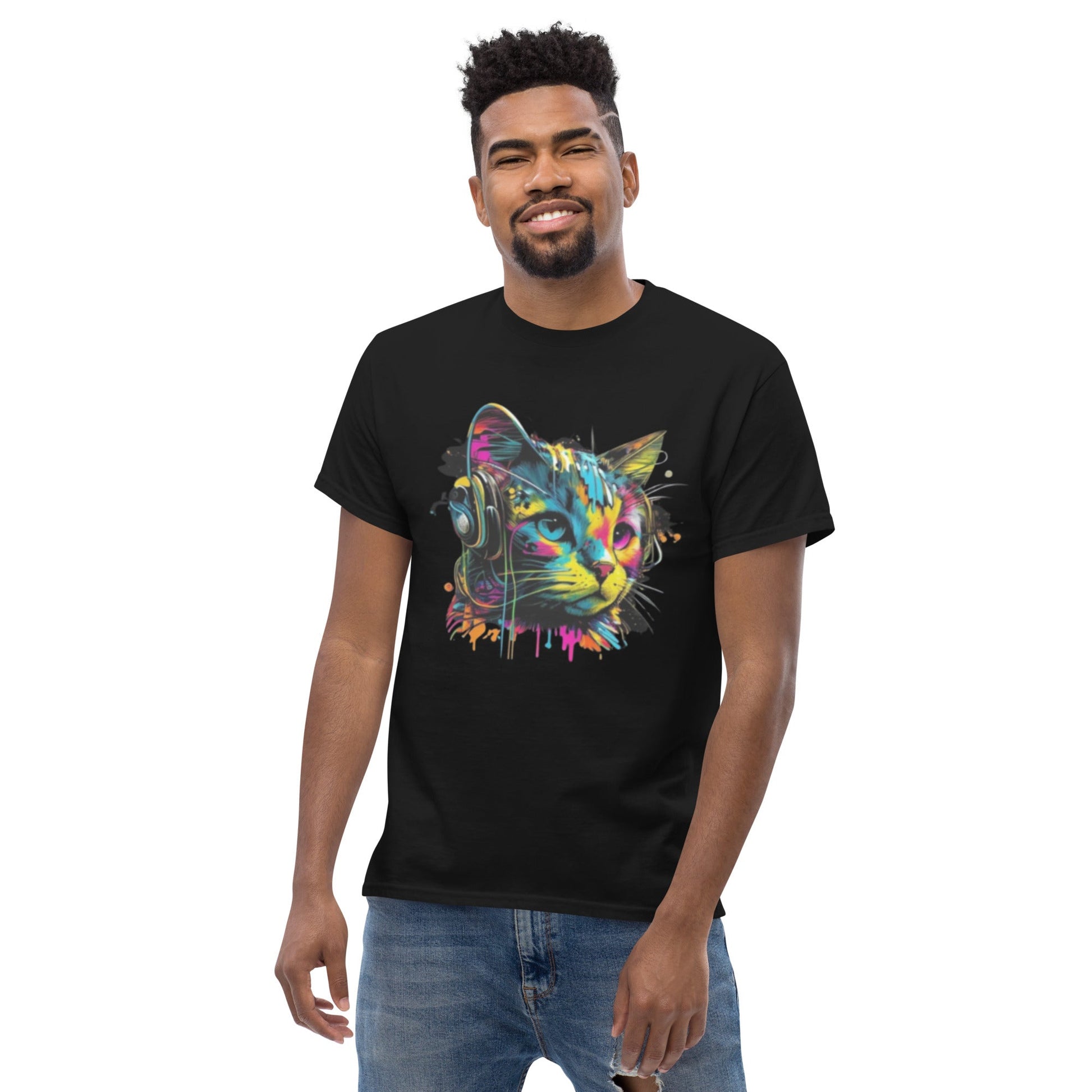 Schwarzes T-Shirt mit einem farbenfrohen, künstlerischen Katzenmotiv und Kopfhörern. Perfekt für Streetwear-Looks und lässigen Stil