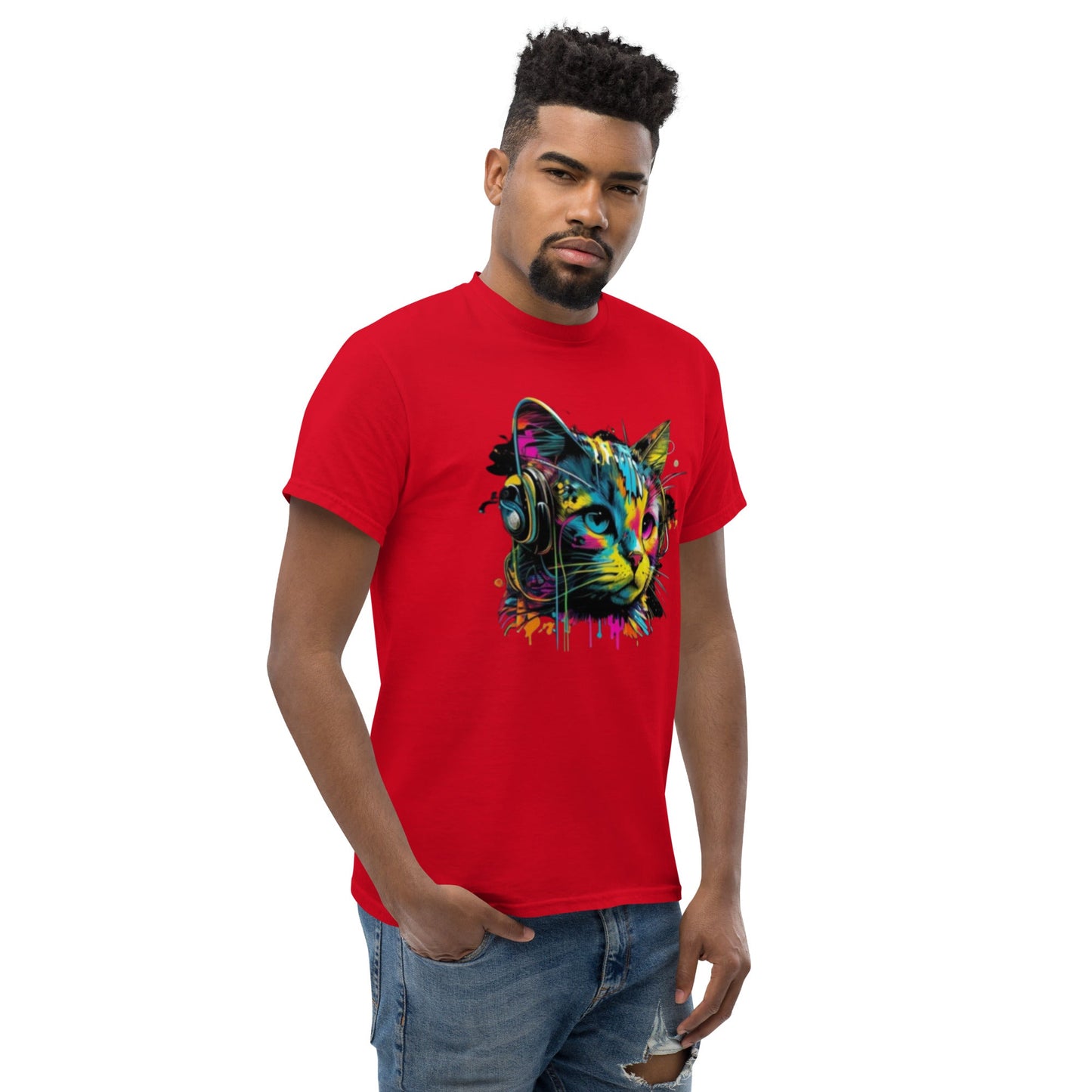 Rotes T-Shirt mit einem farbenfrohen, künstlerischen Katzenmotiv und Kopfhörern. Perfekt für Streetwear-Looks und lässigen Stil