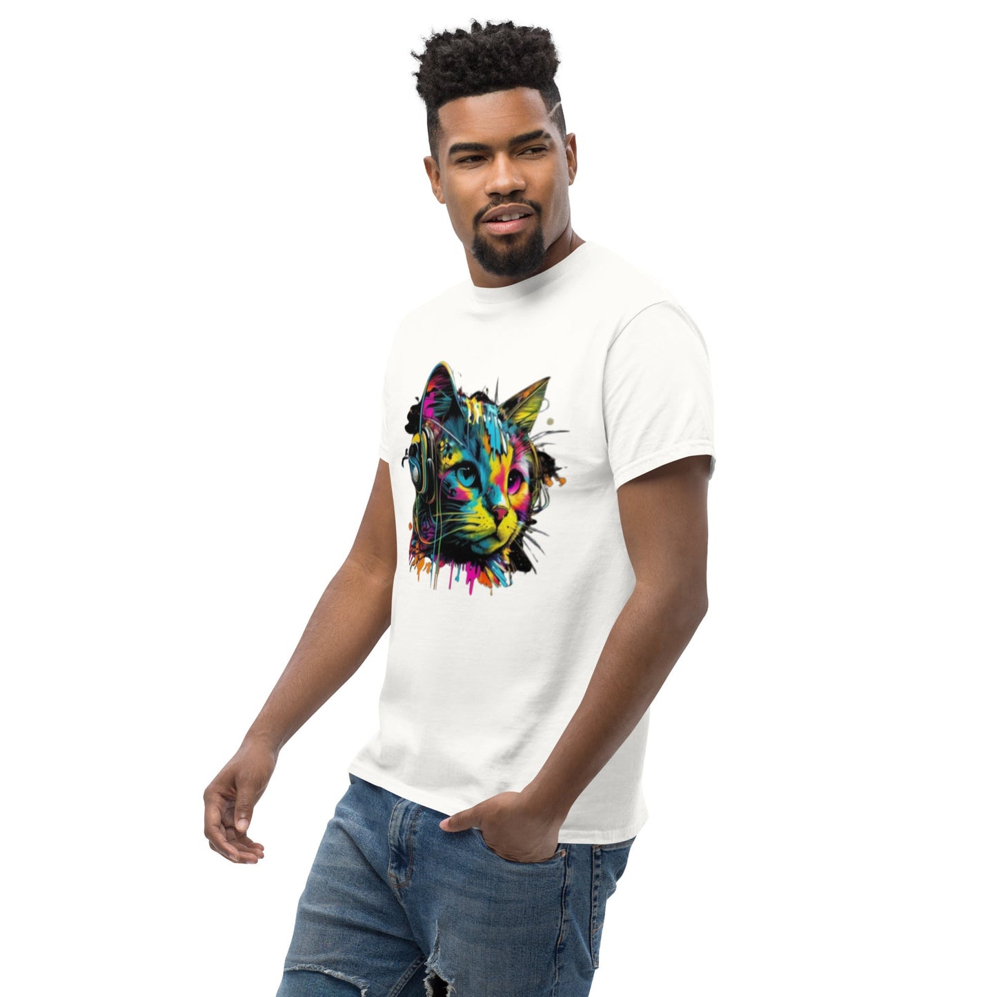 Weißes T-Shirt mit einem farbenfrohen, künstlerischen Katzenmotiv und Kopfhörern. Perfekt für Streetwear-Looks und lässigen Stil