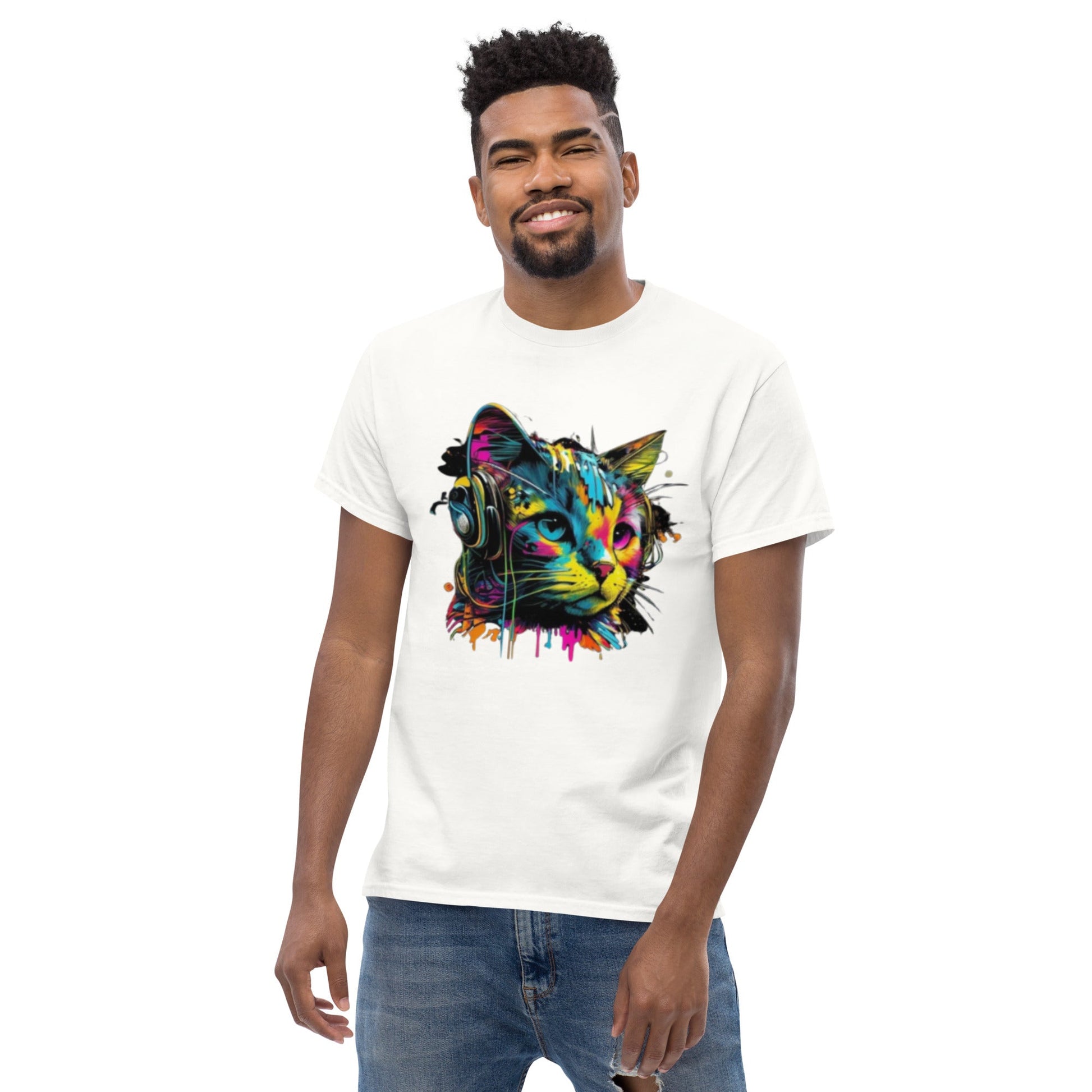 Weißes T-Shirt mit einem farbenfrohen, künstlerischen Katzenmotiv und Kopfhörern. Perfekt für Streetwear-Looks und lässigen Stil