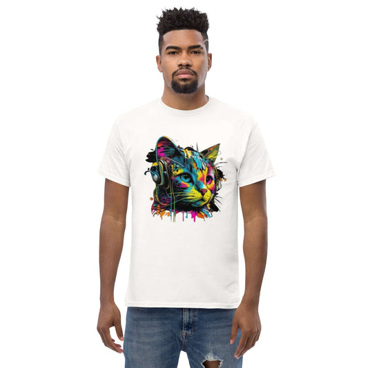 Weißes T-Shirt mit einem farbenfrohen, künstlerischen Katzenmotiv und Kopfhörern. Perfekt für Streetwear-Looks und lässigen Stil