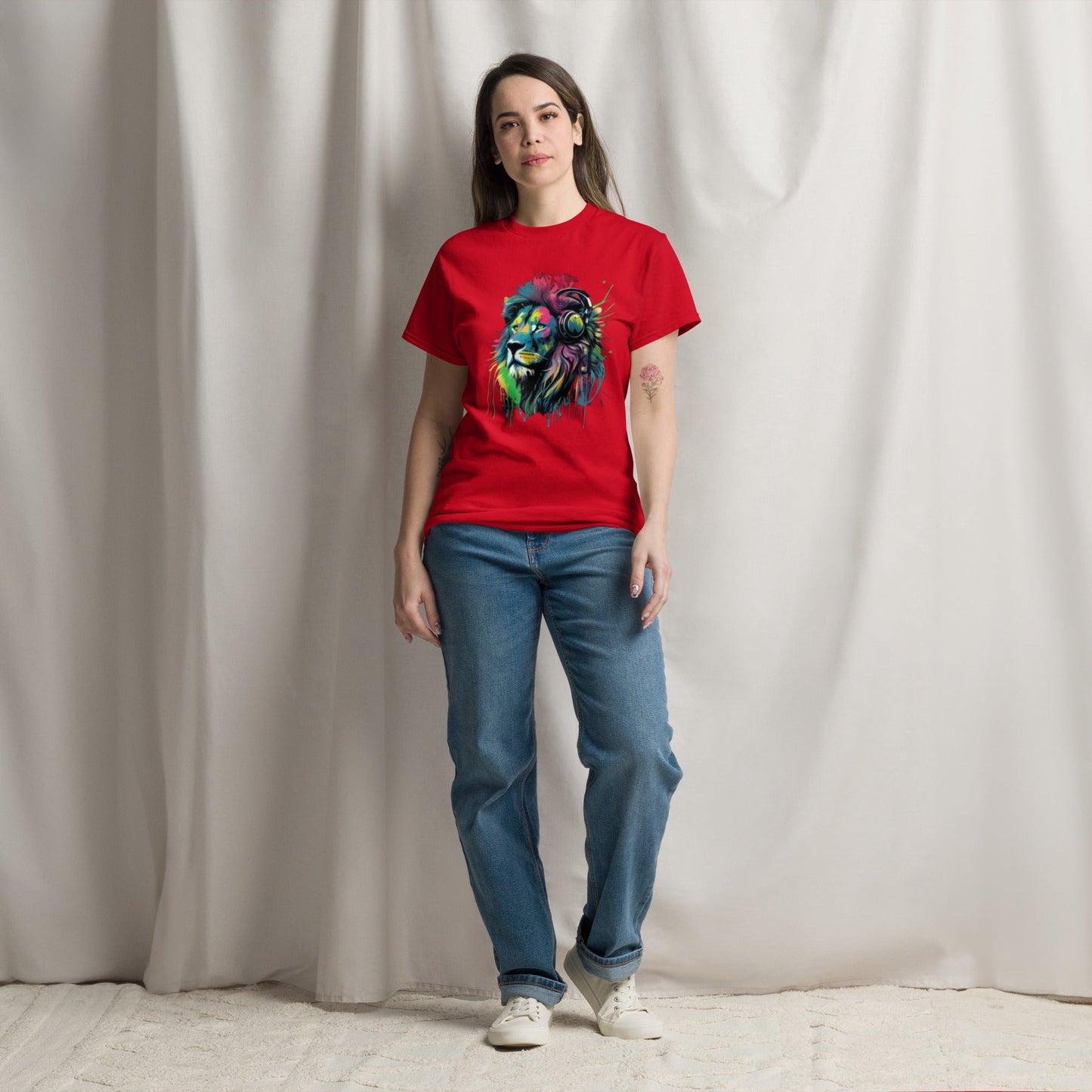 Rotes T-Shirt mit einem farbenfrohen, künstlerischen Löwenmotiv und Kopfhörern. Perfekt für Streetwear-Looks und lässigen Stil