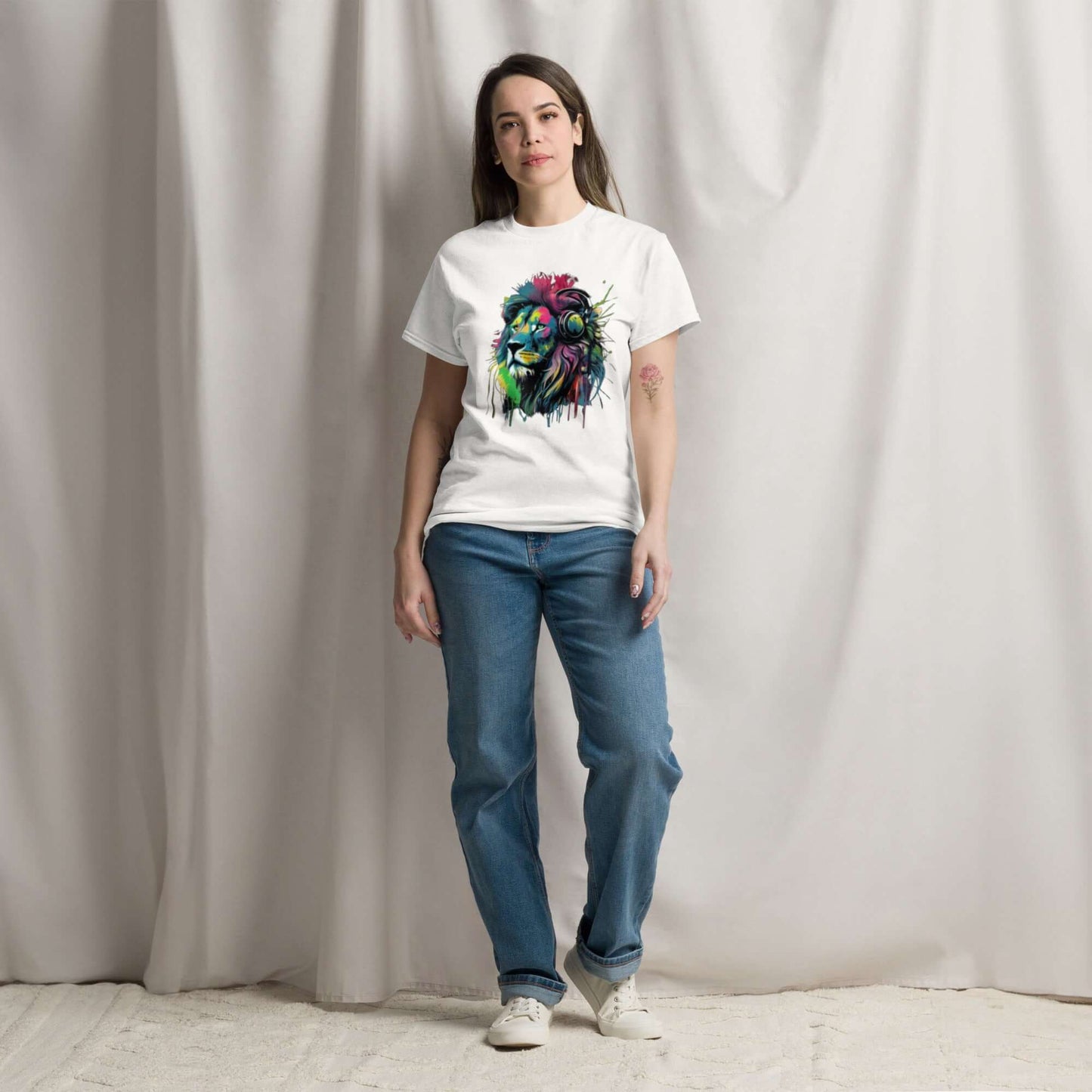 Weißes T-Shirt mit einem farbenfrohen, künstlerischen Löwenmotiv und Kopfhörern. Perfekt für Streetwear-Looks und lässigen Stil