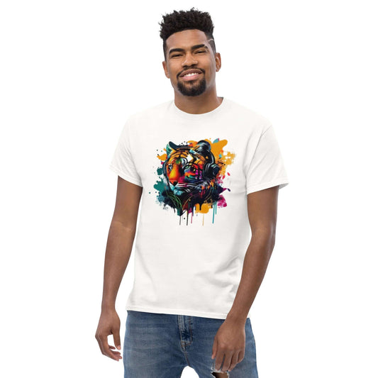 Weißes T-Shirt mit einem farbenfrohen, künstlerischen Panthermotiv und Kopfhörern. Perfekt für Streetwear-Looks und lässigen Stil