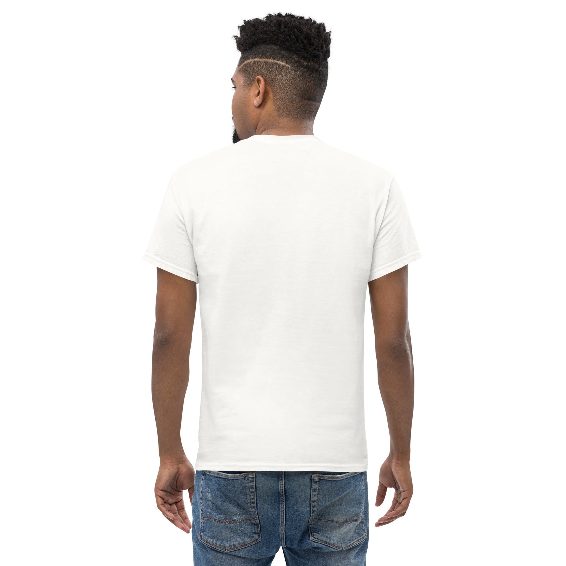 Weißes T-Shirt mit einem farbenfrohen, künstlerischen Wolfmotiv und Kopfhörern. Perfekt für Streetwear-Looks und lässigen Stil